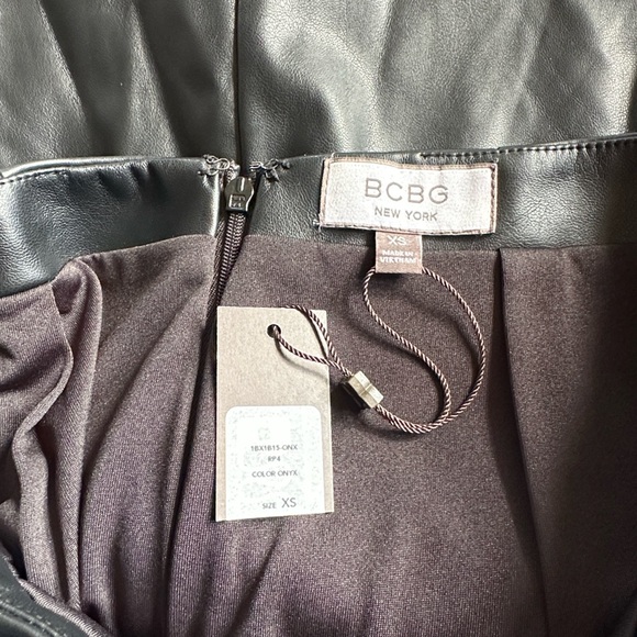 BCBG Black Faux Leather Floral Eyelash Lace Trim Mini Skirt XS NWT - Picture 6 of 7